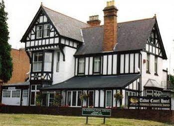 The Tudor Court Hotel โซลิฮัล ภายนอก รูปภาพ
