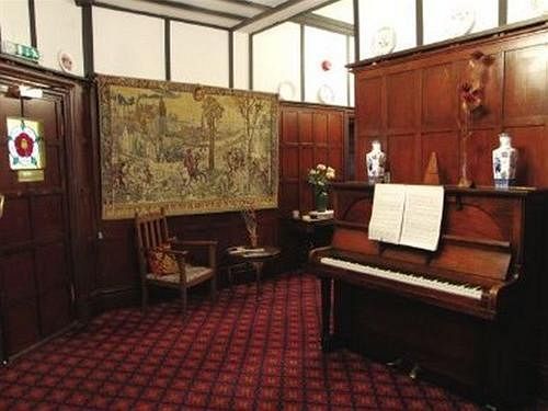 The Tudor Court Hotel โซลิฮัล ภายนอก รูปภาพ